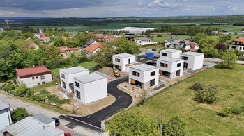 7 rodinných domů na klíč, s 2 park. stáními, dokončeným interiérem, exteriérem a mnoho dalšího...