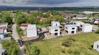 7 rodinných domů na klíč, s 2 park. stáními, dokončeným interiérem, exteriérem a mnoho dalšího...