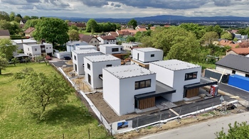 7 rodinných domů na klíč, s 2 park. stáními, dokončeným interiérem, exteriérem a mnoho dalšího...