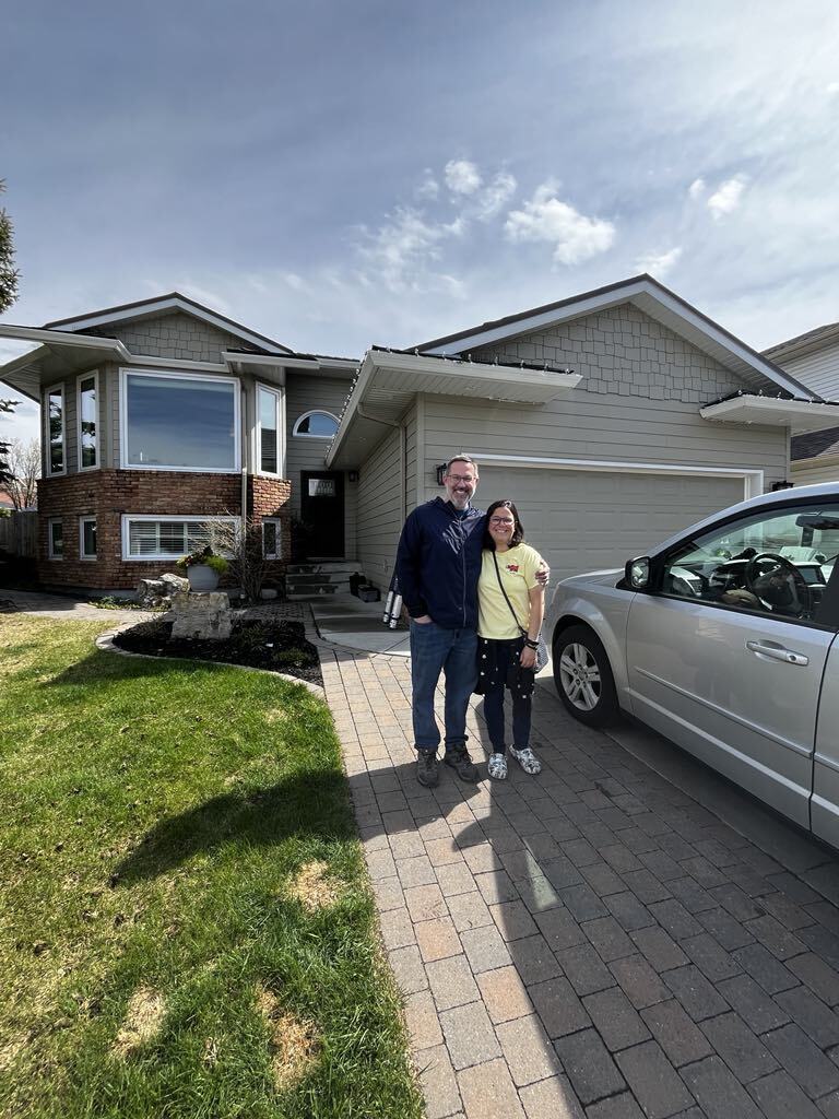 Spokojení klienti si přebírají nový dům