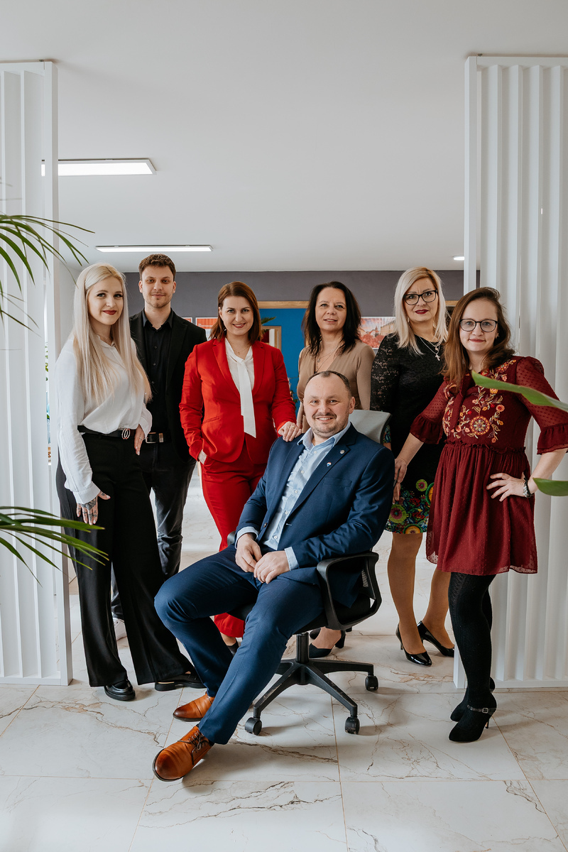 Zapomeňte na nudné kanceláře a průměrné výsledky. U nás získáte zázemí globálního lídra a technologie, které vám uvolní ruce pro skutečný byznys. Stavíme na dravosti, ale i na lidskosti a vzájemné podpoře v týmu.