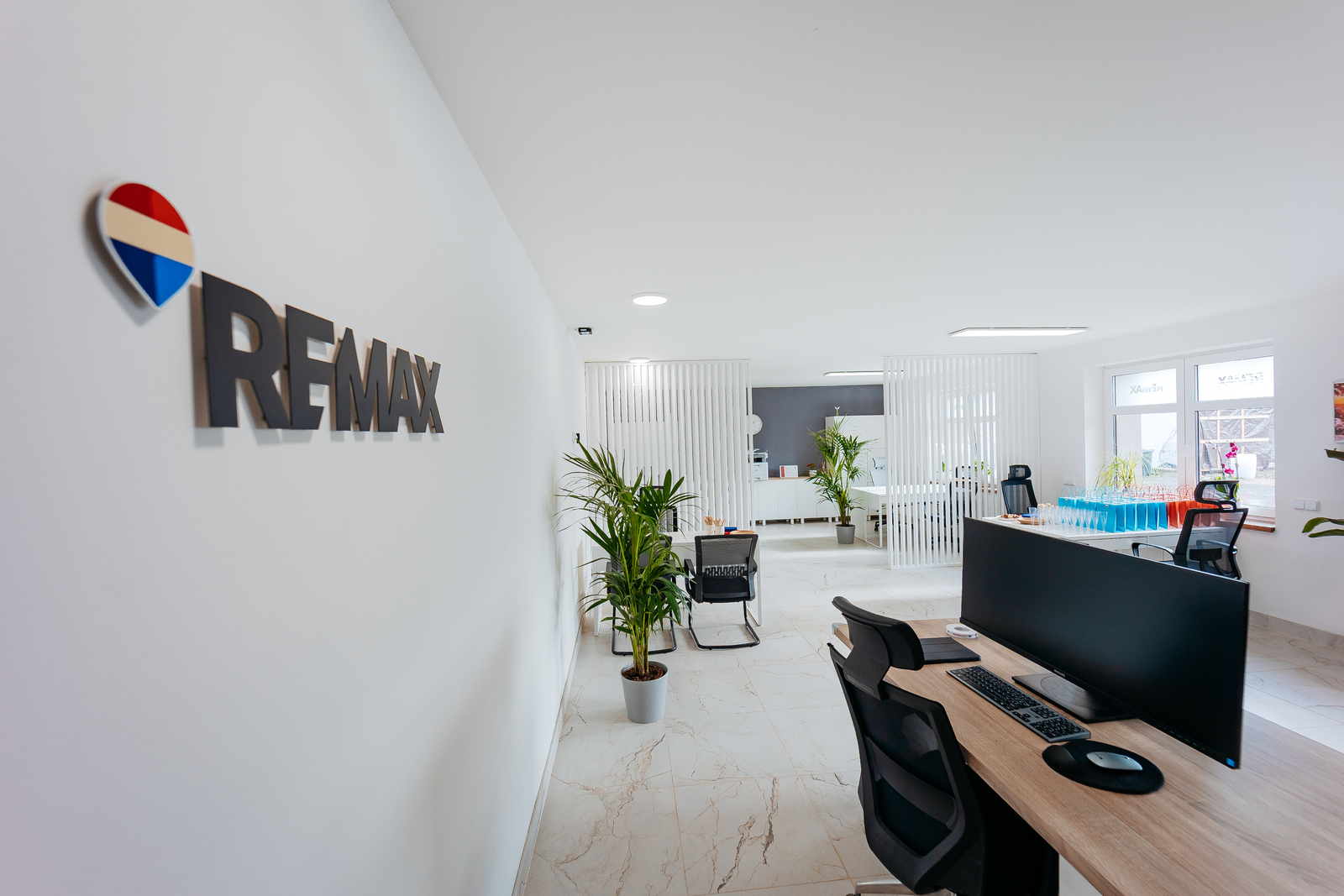 Získejte prestiž globálního lídra a podporu týmu, který táhne za jeden provaz. V RE/MAX Sen děláme reality srdcem, ale výsledky doručujeme hlavou.