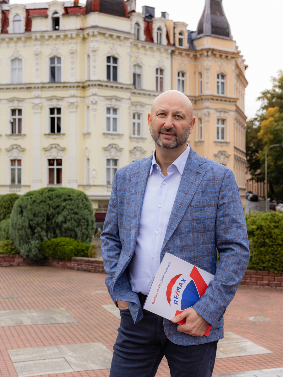 Zakládám si na férovém jednání, otevřené komunikaci a lidském přístupu, protože věřím, že každý dobrý obchod stojí především na důvěře. Největší odměnou je pro mě spokojený klient, který má jistotu, že se na mě mohl po celou dobu plně spolehnout.