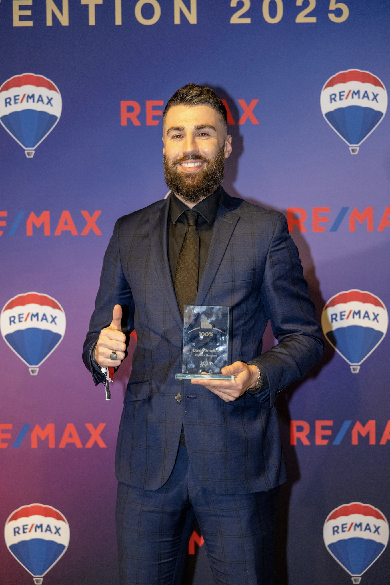 100% Club - Prestižní mezinárodní ocenění udělované nejlepším REMAX makléřům z celého světa na základě dosažené výše hrubých ročních provizí.