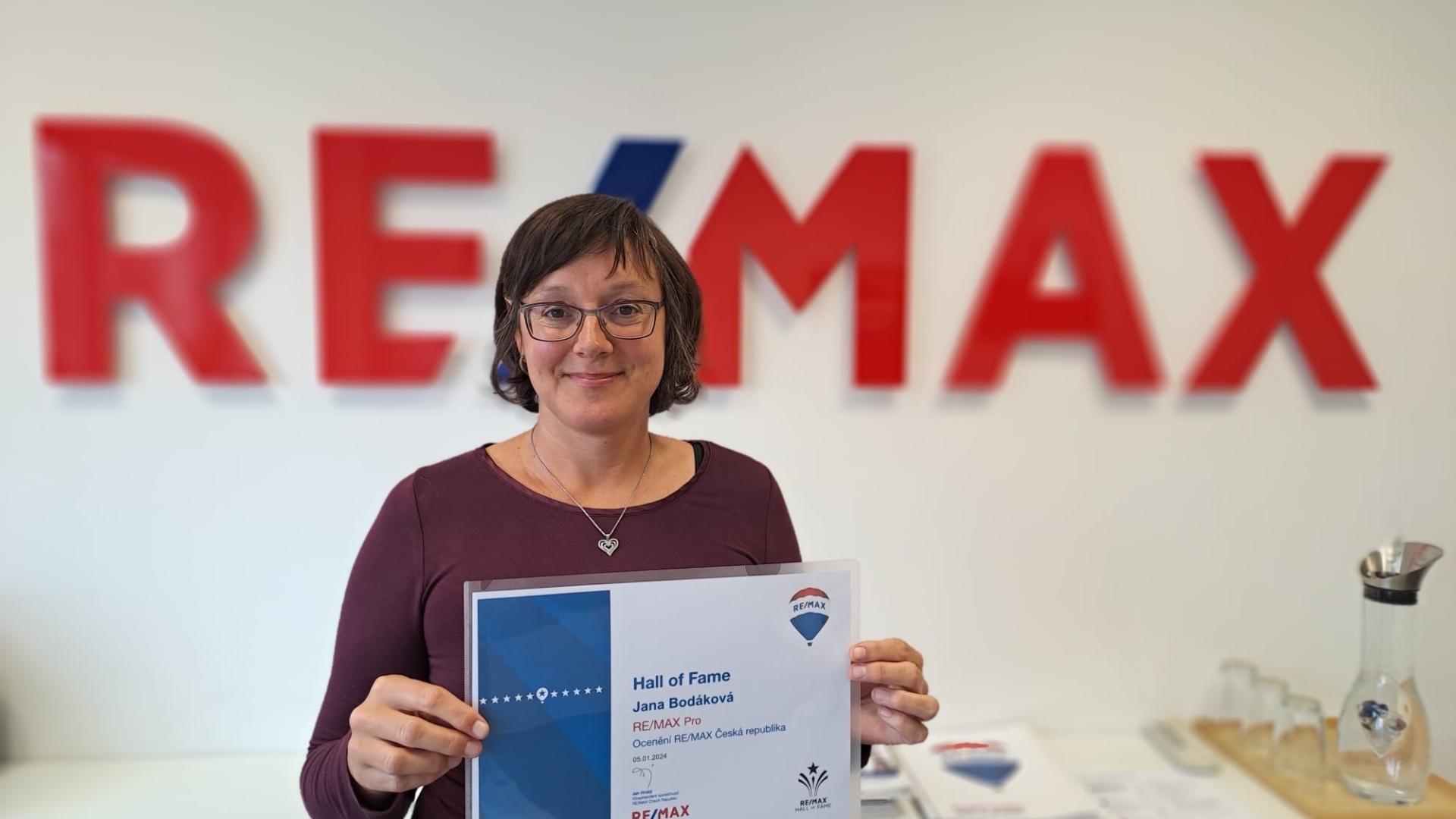 S radostí oznamuji, že jsem získala prestižní mezinárodní ocenění Hall of Fame. Je to pro mě krásné uznání mojí práce, nasazení a důvěry mých klientů i kolegů. Děkuji za podporu a těším se na další realitní výzvy a úspěchy.