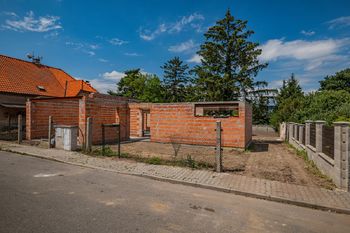 Prodej pozemku 1054 m², Zbuzany