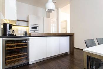 Kuchyně s luxusními spotřebiči - Pronájem bytu 3+1 v osobním vlastnictví 96 m², Praha 1 - Staré Město