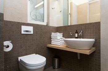 Toaleta - Pronájem bytu 3+1 v osobním vlastnictví 96 m², Praha 1 - Staré Město