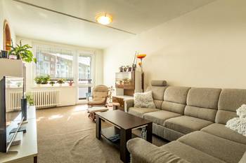 obývací pokoj s lodžií - Prodej bytu 3+1 v osobním vlastnictví 83 m², Lovosice 