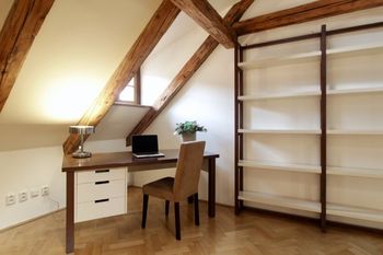 Pracovní kout v obývacím pokoji - Prodej bytu 3+kk v osobním vlastnictví 155 m², Praha 1 - Malá Strana