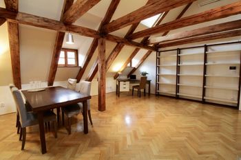 Obývací pokoj s pracovním koutem - Prodej bytu 3+kk v osobním vlastnictví 155 m², Praha 1 - Malá Strana