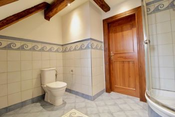 Koupelna 2 - Prodej bytu 3+kk v osobním vlastnictví 155 m², Praha 1 - Malá Strana
