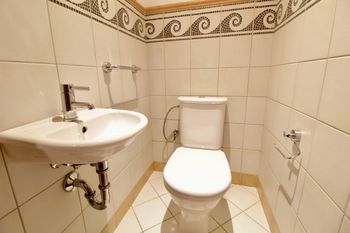 Samostatné WC - Prodej bytu 3+kk v osobním vlastnictví 155 m², Praha 1 - Malá Strana