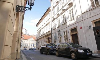 Pohled na dům v ulici Tomášská - Prodej bytu 3+kk v osobním vlastnictví 155 m², Praha 1 - Malá Strana