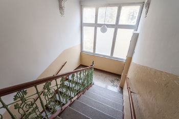 Hlavní schodiště - Pronájem bytu 4+kk v osobním vlastnictví 150 m², Praha 1 - Josefov