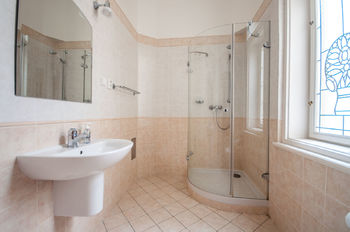 Koupelna - Pronájem bytu 4+kk v osobním vlastnictví 150 m², Praha 1 - Josefov