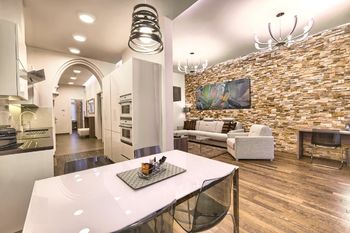 Obývací pokoj s kuchyňským koutem - Pronájem bytu 2+kk v osobním vlastnictví 71 m², Praha 1 - Staré Město