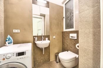 Druhá toaleta a prádelna - Pronájem bytu 2+kk v osobním vlastnictví 71 m², Praha 1 - Staré Město