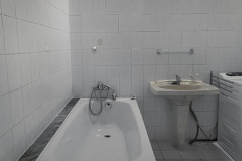 Koupelna - velká vana - Pronájem bytu 4+1 v osobním vlastnictví 138 m², Praha 3 - Vinohrady