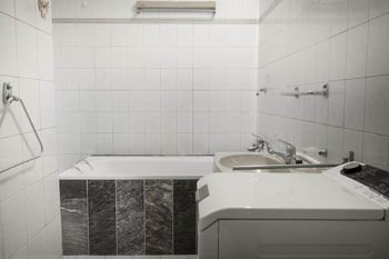 Koupelna - Pronájem bytu 4+1 v osobním vlastnictví 138 m², Praha 3 - Vinohrady
