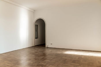 Z haly se dívám k předsíni  - Pronájem bytu 4+1 v osobním vlastnictví 138 m², Praha 3 - Vinohrady