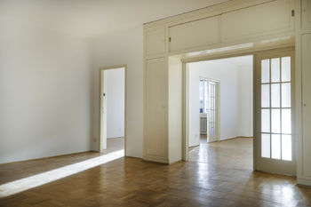 Z haly se dívám k pokojům - Pronájem bytu 4+1 v osobním vlastnictví 138 m², Praha 3 - Vinohrady
