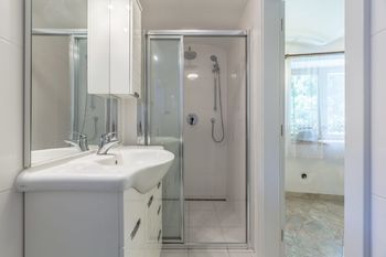 koupelna | vedlejší rodinný dům - Prodej domu 388 m², Řepín