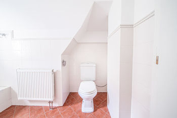 WC 2NP (společné s koupelnou) - Prodej domu 438 m², Mšeno