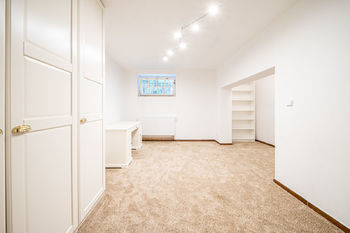 Suterén pracovna/obývací pokoj a šatna - Prodej domu 438 m², Mšeno