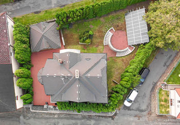 Půdorys pozemku pohled z dronu - Prodej domu 438 m², Mšeno