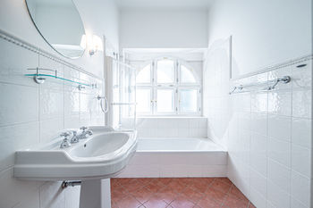 Koupelna 1NP - Prodej domu 438 m², Mšeno