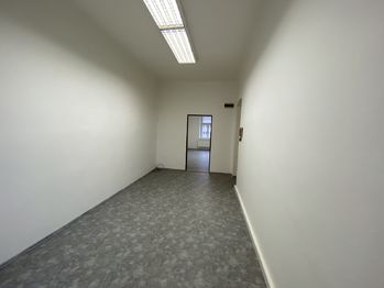 kancelář 1, pohled do kanceláře 2 - Pronájem kancelářských prostor 33 m², Plzeň