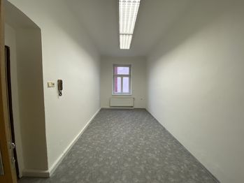 kancelář 1 - Pronájem kancelářských prostor 33 m², Plzeň 