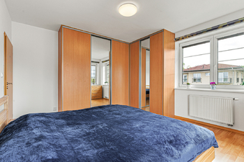 hlavní ložnice - Prodej bytu 4+kk v osobním vlastnictví 100 m², Velké Přílepy