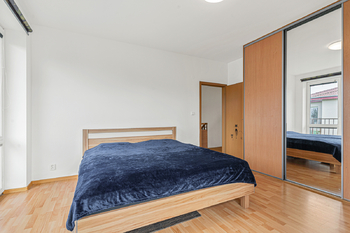 hlavní ložnice - Prodej bytu 4+kk v osobním vlastnictví 100 m², Velké Přílepy