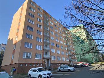 pohled na dům - Prodej bytu 1+kk v osobním vlastnictví 21 m², Plzeň 