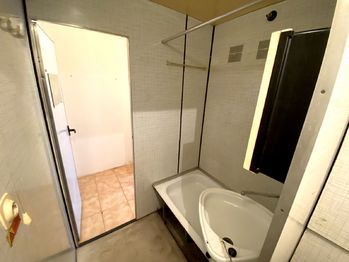 koupelna - Prodej bytu 1+kk v osobním vlastnictví 21 m², Plzeň