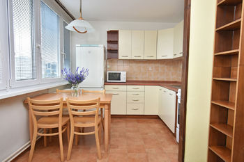 Kuchyně s jídelním koutem.  - Prodej bytu 4+1 v osobním vlastnictví 72 m², Praha 8 - Karlín