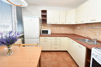 Kuchyně s jídelním koutem. - Prodej bytu 4+1 v osobním vlastnictví 72 m², Praha 8 - Karlín