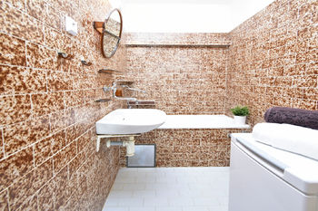 Koupelna s vanou, umyvadlem a místem na pračku.  - Prodej bytu 4+1 v osobním vlastnictví 72 m², Praha 8 - Karlín