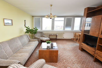 Velmi prostorný a světlý obývací pokoj. - Prodej bytu 4+1 v osobním vlastnictví 72 m², Praha 8 - Karlín 