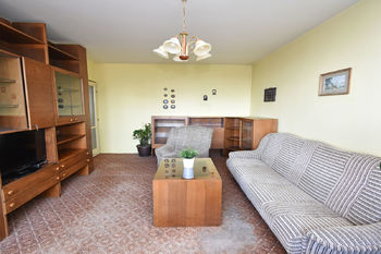 Velmi prostorný a světlý obývací pokoj. - Prodej bytu 4+1 v osobním vlastnictví 72 m², Praha 8 - Karlín