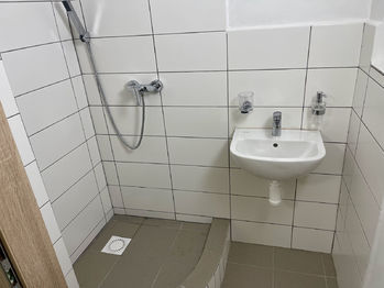 Koupelna se sprchovým koutem - Prodej jiných prostor 35 m², Jihlava