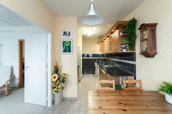 Kuchyně a obývací pokoj - Prodej bytu 4+kk v osobním vlastnictví 84 m², Praha