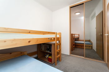 Ložnice za přepážkou obývacího pokoje - Prodej bytu 4+kk v osobním vlastnictví 84 m², Praha