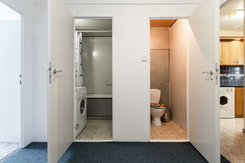 Koupelna a samostatné WC - Prodej bytu 4+kk v osobním vlastnictví 84 m², Praha
