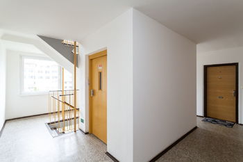 Chodba domu - Prodej bytu 4+kk v osobním vlastnictví 84 m², Praha