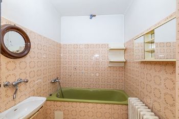 Koupelna v přízemí - Prodej domu 137 m², Vražkov