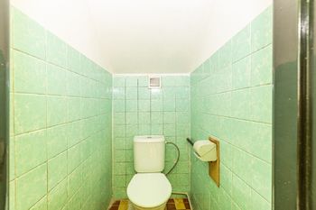 Toaleta v přízemí - Prodej domu 137 m², Vražkov