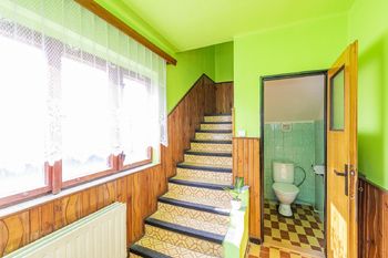 Schodiště do patra - Prodej domu 137 m², Vražkov